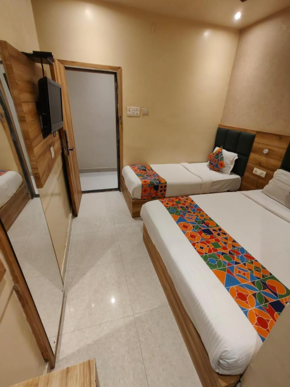 Hotel Sun City Near Saifee Hospital And Hn Reliance ムンバイ エクステリア 写真